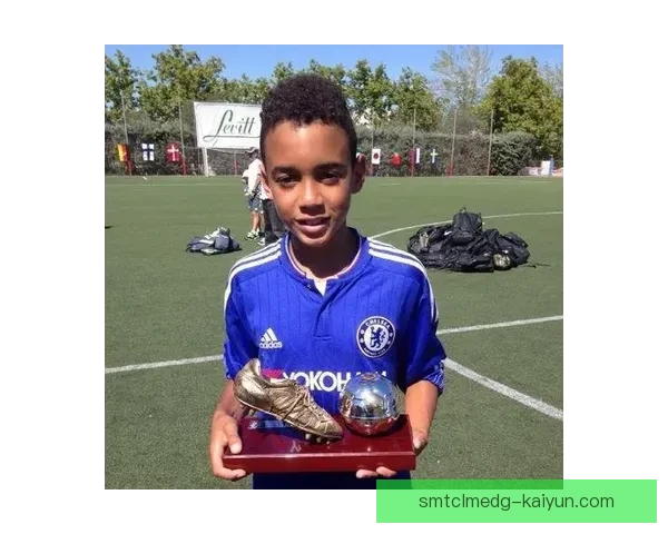 穆西亚拉早期切尔西青训经历值得关注，展现出潜力和发展潜质